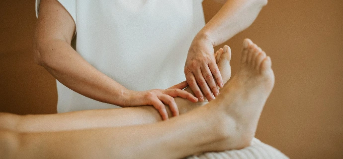 Soulagez vos tensions par le toucher : drainage lymphatique, réflexologie plantaire et shiatsu du visage à Andenne. Retrouvez légèreté et vitalité.