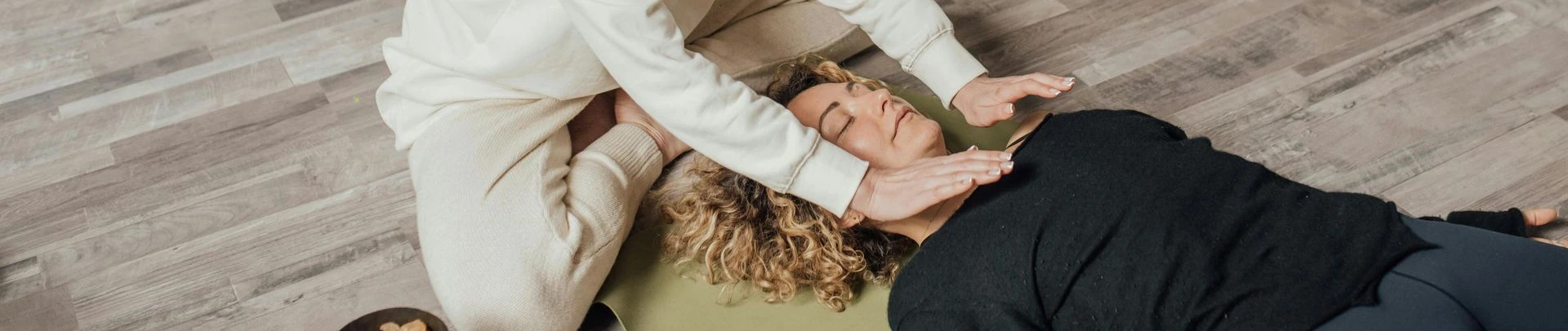 Harmonisez votre énergie vitale avec la thérapie de la polarité et la lecture éthérique. Libérez le stress émotionnel et retrouvez la paix intérieure